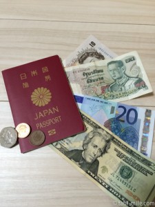 海外旅行で貴重品(パスポート・お金)は一ヶ所にまとめて持つ?分散して持つ?