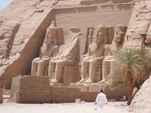 エジプト旅行記、2日目/アブ・シンベルの空港からアスワンへ向かう