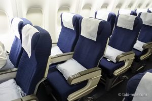 エコノミークラスを快適に過ごす服装と機内に持ち込むべき10個の必須アイテム