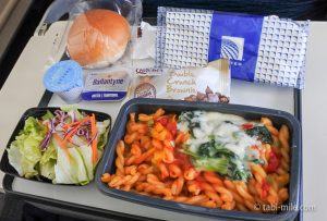 ユナイテッド航空でグアム旅行！機内食のメニューは？エコノミー座席の広さは？