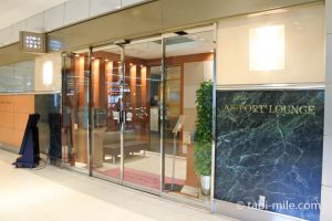 羽田空港第1ターミナル エアポートラウンジ(中央)で無料朝食。カードラウンジとしては狭いけど不思議と落ち着ける