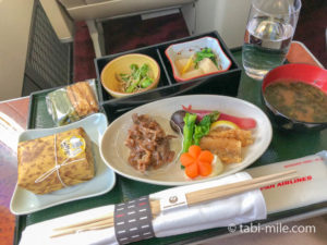 至福のJAL国内線ファーストクラス搭乗記!豪華なシート&機内食で大満足♪羽田ー那覇からJGC修行スタート!