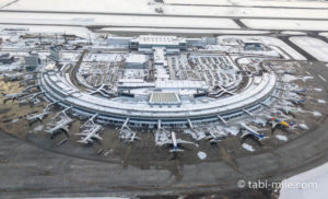 飛行機が遅延や欠航したときの補償・対処法は？航空機遅延保険付きクレジットカードがあると便利！パッケージツアーや特典航空券の場合も解説