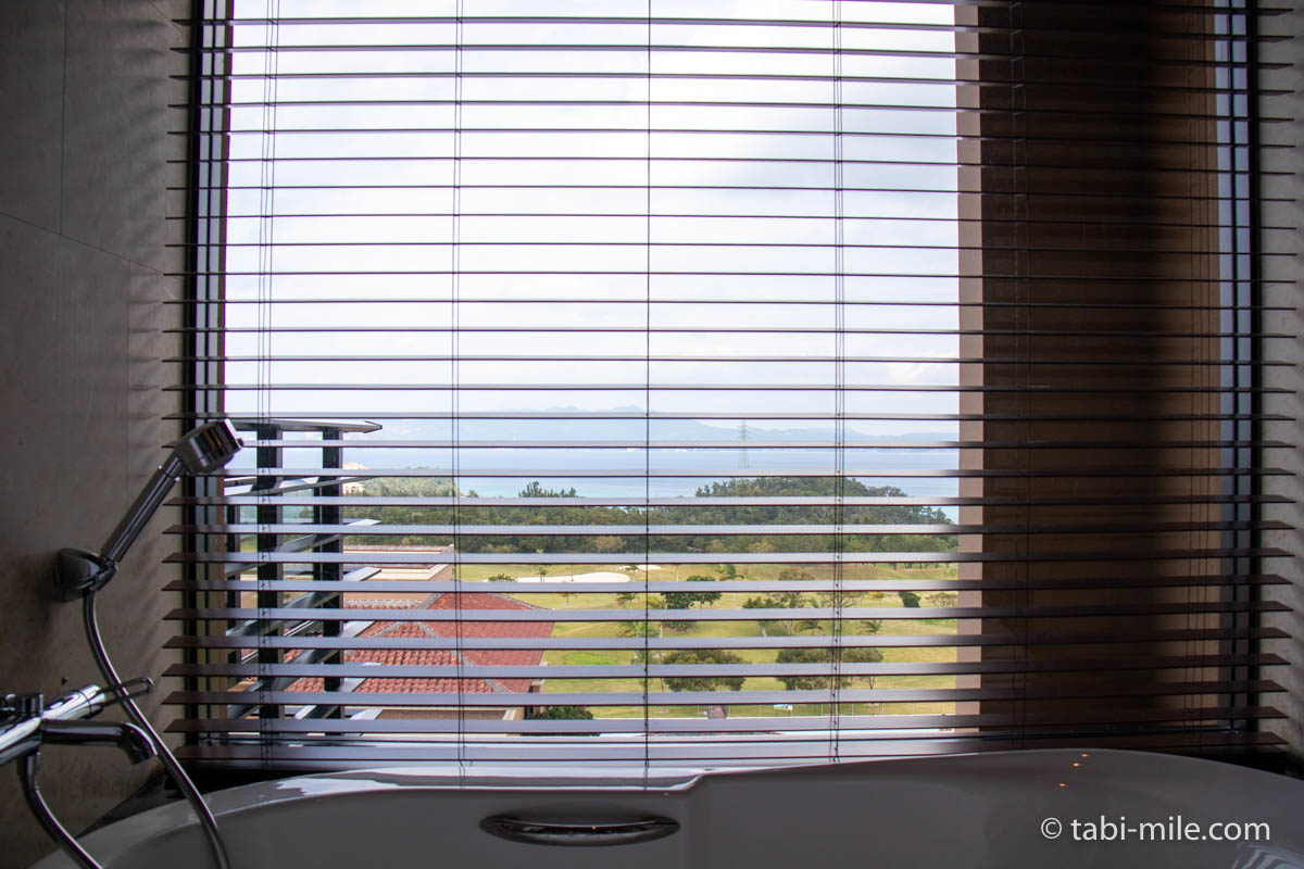 リッツ・カールトン沖縄、客室、バスタブからの景色、ブラインド越し