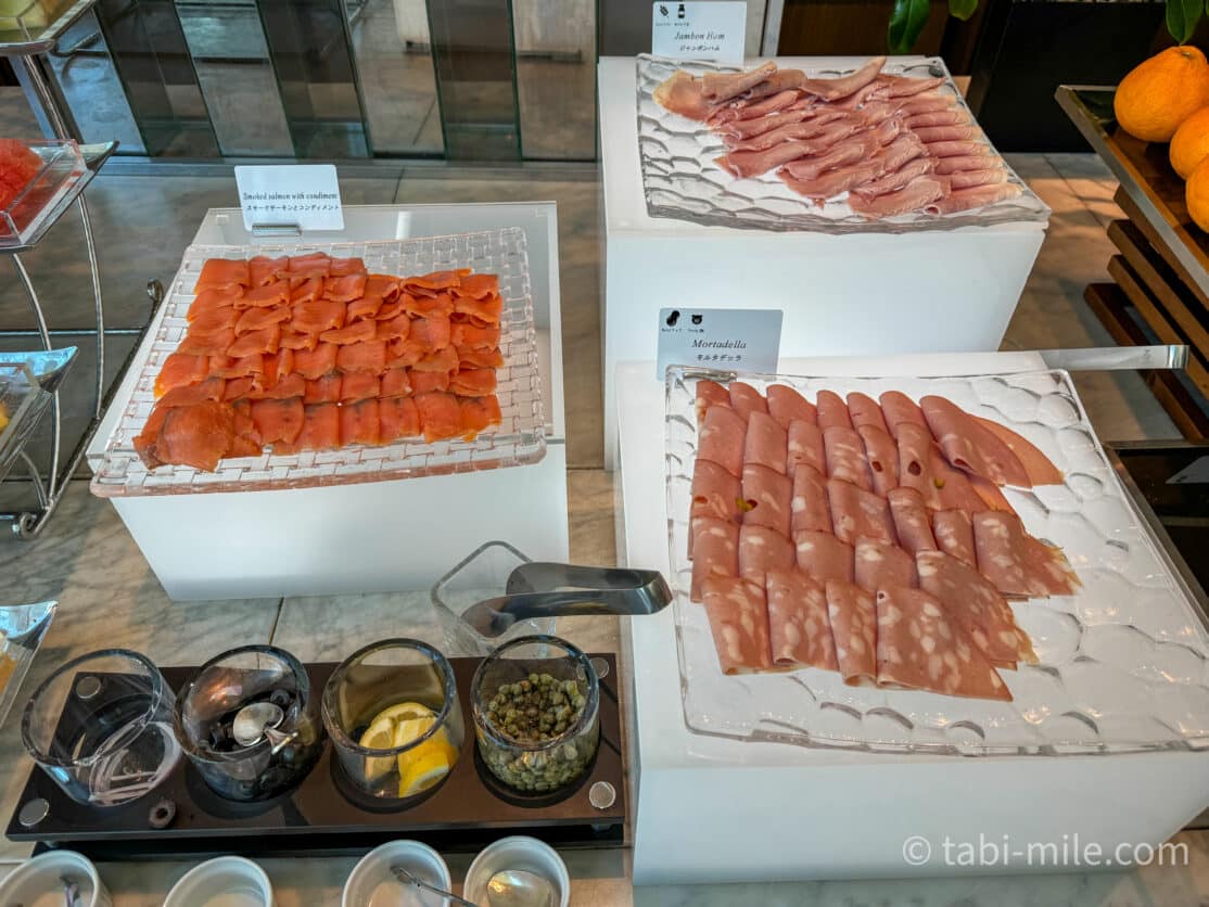 コンラッド東京朝食ビュッフェの様子 スモークサーモン