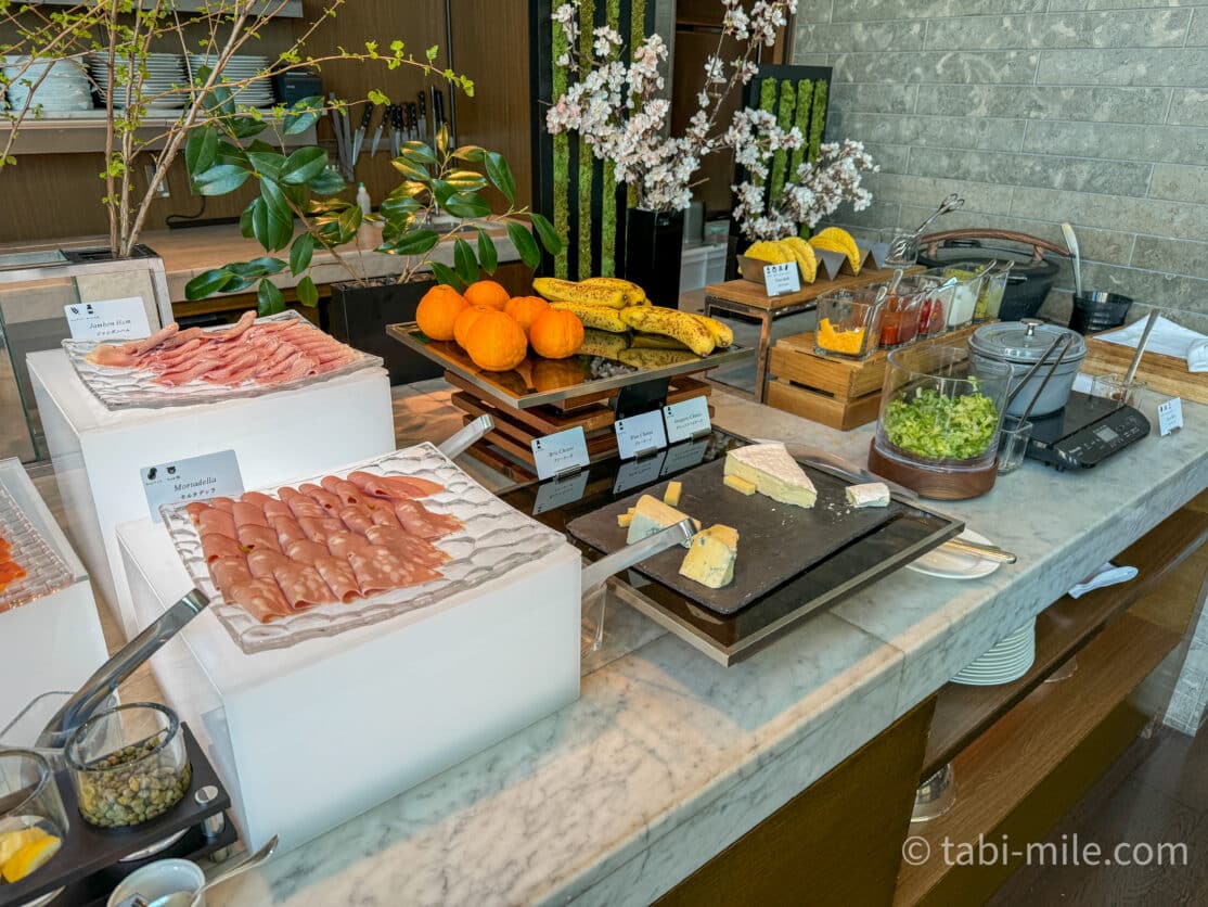 コンラッド東京朝食ビュッフェの様子 フルーツ チーズ