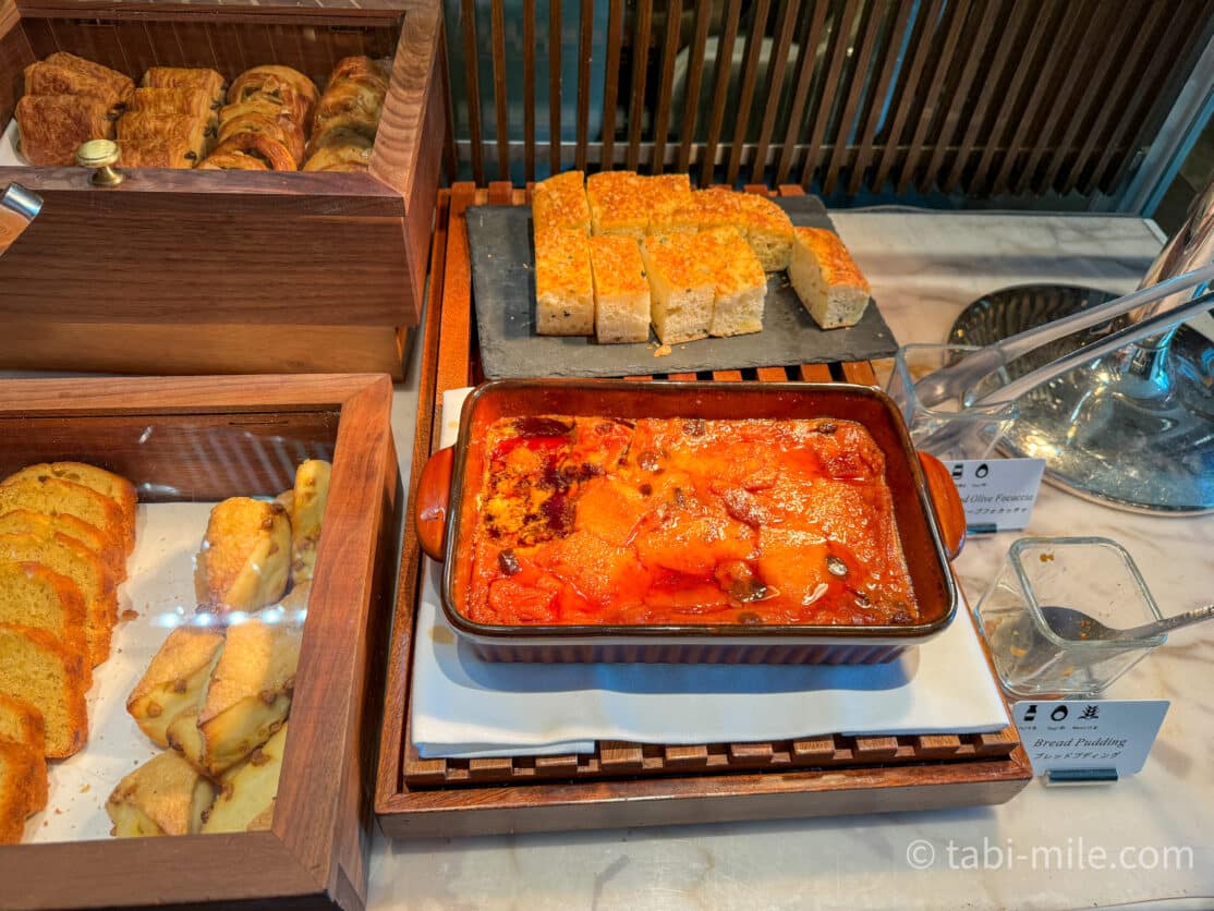 コンラッド東京朝食ビュッフェの様子 パン